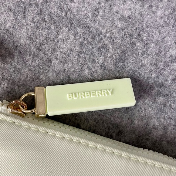 🆕 Burberry Cosmetic Pouch Converted Shoulder Bag with Wristlet Lime Green - Picture 8 of 13